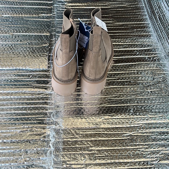 New Woman’s  Tan Suede Chelsea Boots - Picture 4 of 6